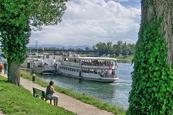 Ausflugsschifffahrt auf dem Rhein